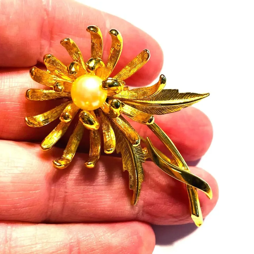 Dimensional goldtone flower power brooch with faux pearl bead center fashion pin